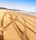Reifenspuren im Sand
